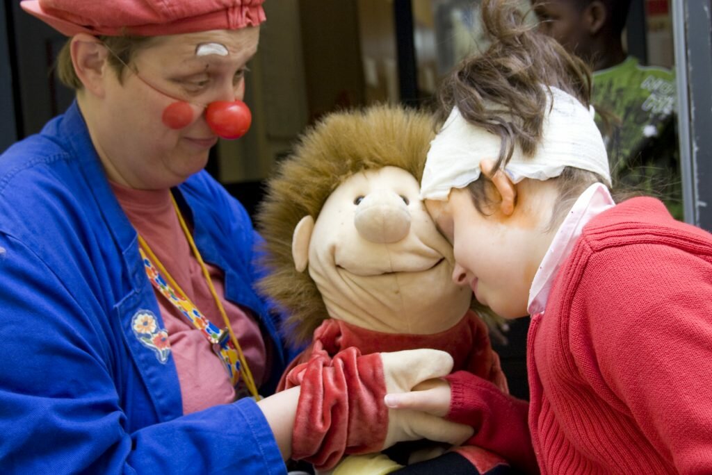 Clowns sind in Seniorenwohnanlagen oder Kinderkliniken gleichauf beliebt und nehmen Ängste