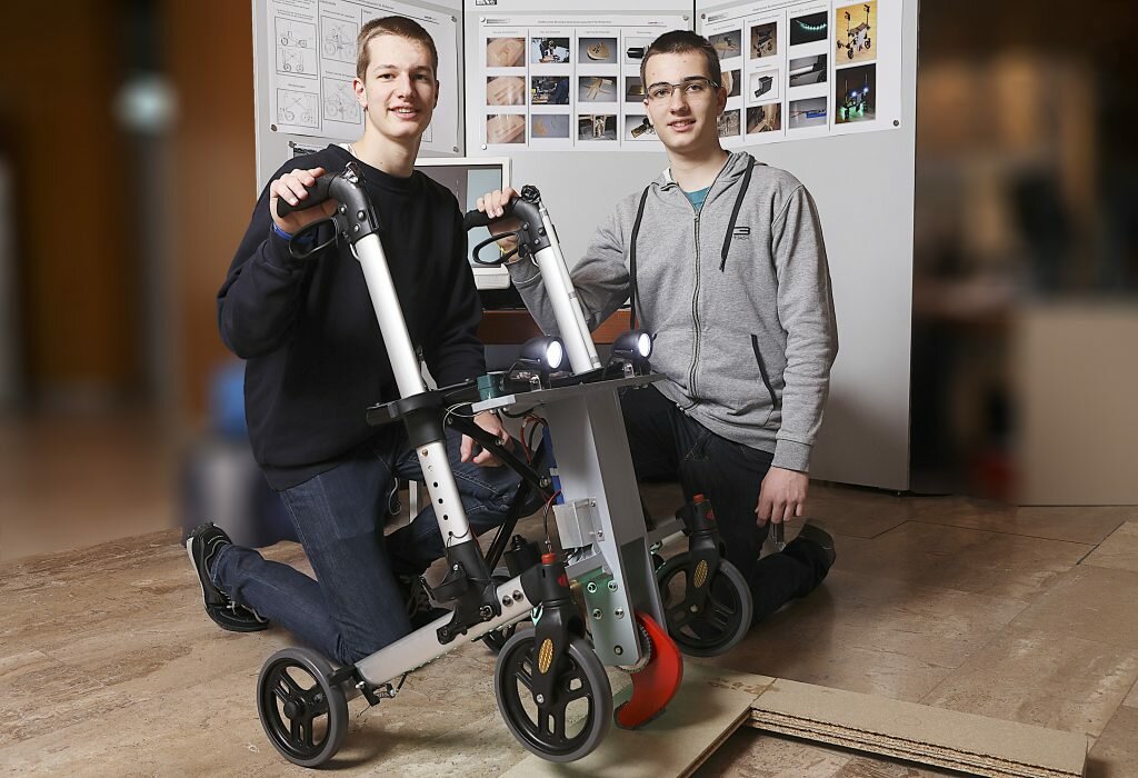 Jungs zeigen Gehilfe auf Messestand